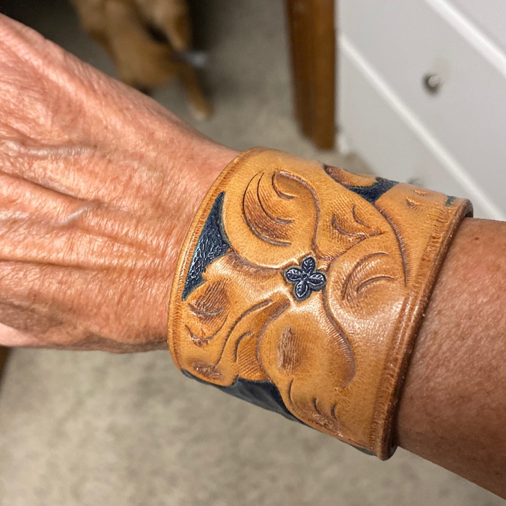 🌼🌻🌼 ARTISAN MADE HAND TOOLED LEATHER FRINGED BRACELET ‼️